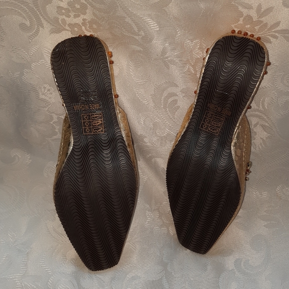 Gold slippers - Picture 3 of 3